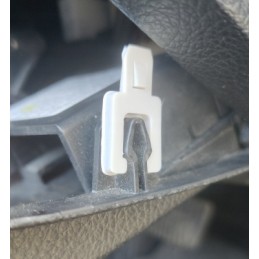 Subaru saugiklių dangtelių skląsčiai yra patvarūs