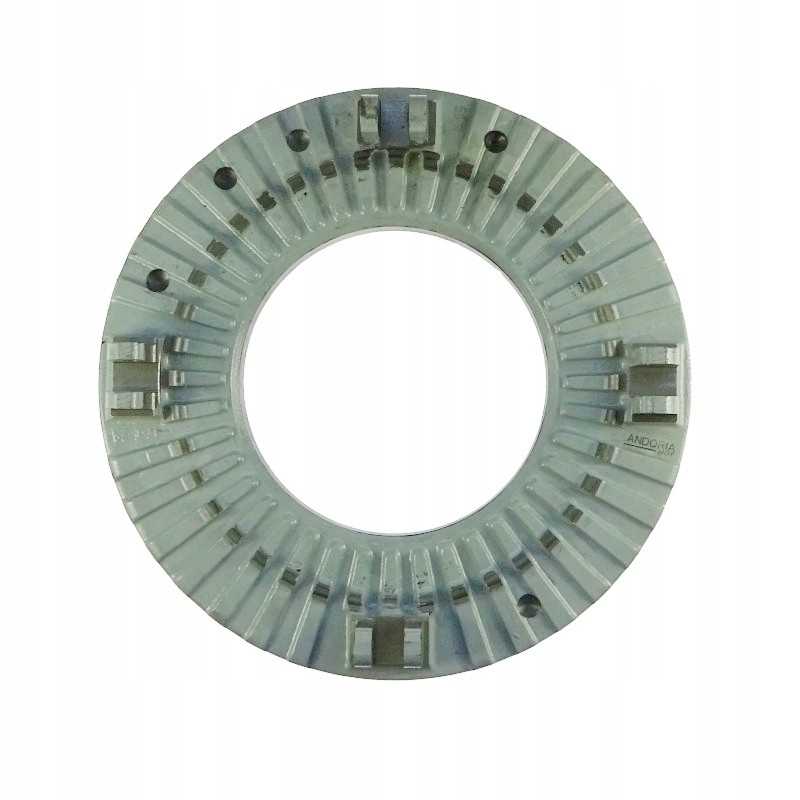 Sankabos prispaudimo plokštelėje telpa 4 Ursus tipo svirtys