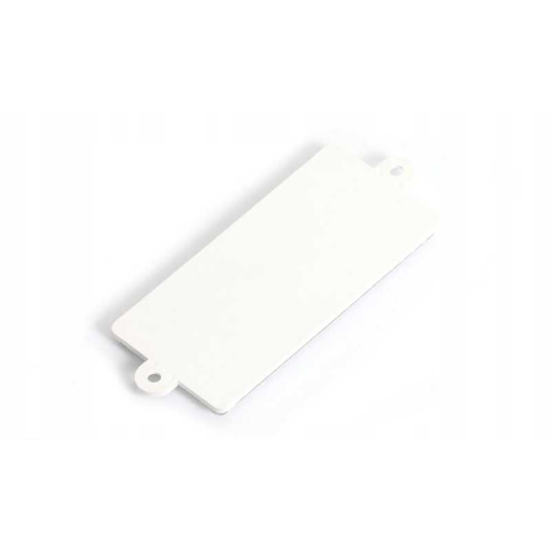 Šviesą atspindinti raudona stačiakampė ausis