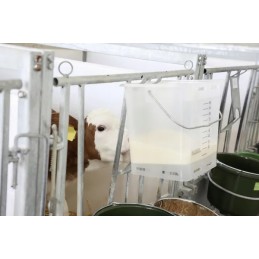 Skaidrus baltas šėrimo kibiras su svarstyklėmis