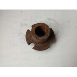 Flanšinė rankovė sujungia barstytuvą be pleišto