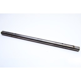 Būgno ašis, įtempianti nupjautus dalgio barstytuvo galus