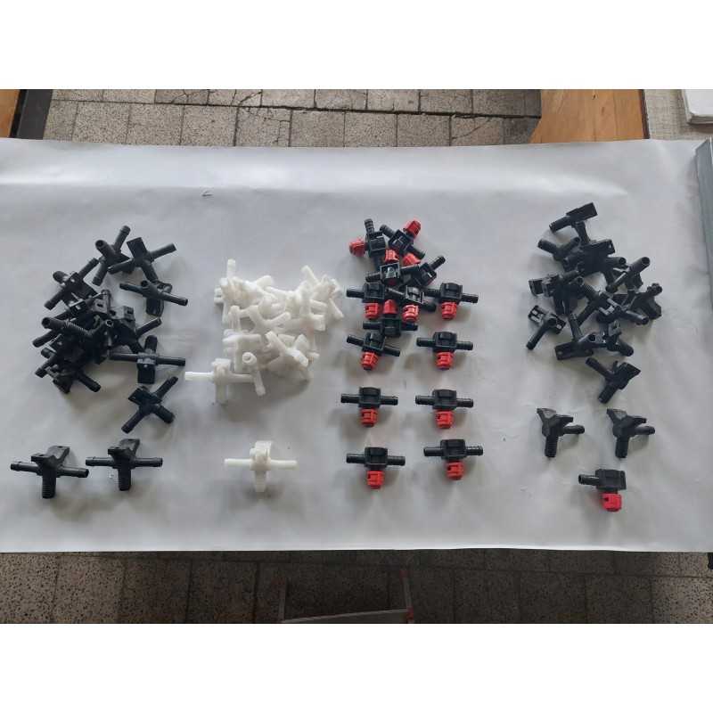 Seno tipo praleidžiamasis purkštuvo korpusas su dangteliu