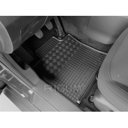 „SsangYong Grand Tivoli Crossover“ 2021 m. – RIGUM 905427 guminiai kilimėliai kojų srityje. Sumontuoti vairuotojo kilimėliai.