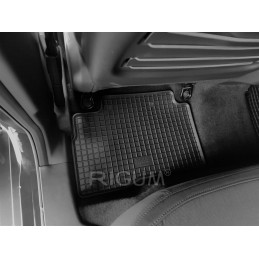 „SsangYong Grand Tivoli Crossover“ 2021 m. – RIGUM 905427 guminiai kilimėliai kojų srityje. Sumontuoti vairuotojo kilimėliai.