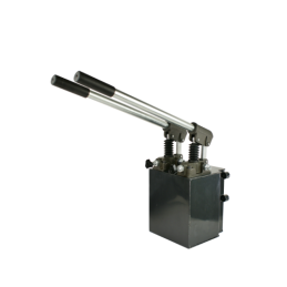 Du rankiniai siurbliai, viena pusė 12 cm, kita pusė 12 cm su 10 litrų baku