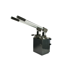 Du rankiniai siurbliai: 2 šoninės po 12 cm, 2 šoninės po 25 cm su 10 l talpos baku