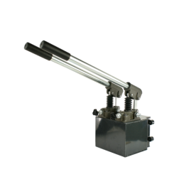 Du rankiniai siurbliai: viena pusė 25 cm, kita pusė 45 cm su 6 l baku