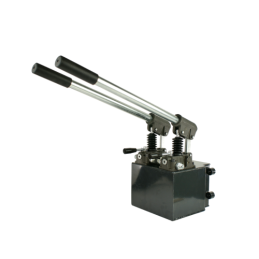 Du rankiniai siurbliai: 2 šoninės po 12 cm, 2 šoninės po 45 cm su 6 l talpos baku