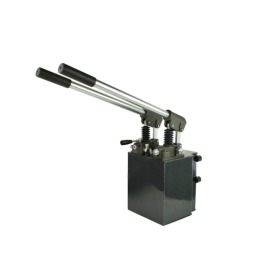 Du rankiniai siurbliai: viena pusė 45 cm, kita pusė 45 cm su 10 l talpos baku