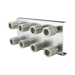 Lizdų išdėstymas aštuonioms M22x1,5 greito prijungimo jungtims tvirtinti