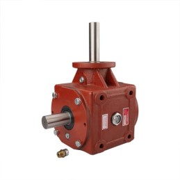 Centrinė pavarų dėžė ketaus korpuse. Pavarų santykis 1,56:1. Mėšlo kratytuvams.