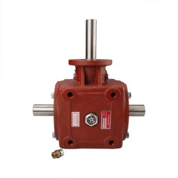 Centrinė pavarų dėžė ketaus korpuse. Pavarų santykis 1,56:1. Mėšlo kratytuvams.