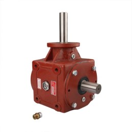 Centrinė pavarų dėžė ketaus korpuse. Pavarų santykis 1,56:1. Mėšlo kratytuvams.