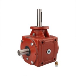 Centrinė pavarų dėžė ketaus korpuse. Pavarų santykis 1,56:1. Mėšlo kratytuvams.