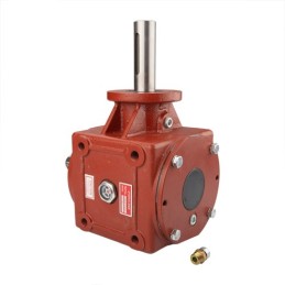 Kampinė pavara ketaus korpuse. Pavarų santykis 1:1,56. Mėšlo kratytuvams.