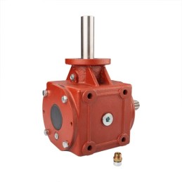 Kampinė pavara ketaus korpuse. Pavarų santykis 1:1,56. Mėšlo kratytuvams.