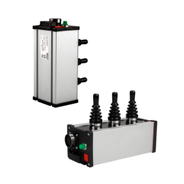 Valdymo pultas su trimis trijų padėčių valdymo svirtimis, maitinimo laidu, lizdu ir laikikliu bei adapterio laidu ir kištukais