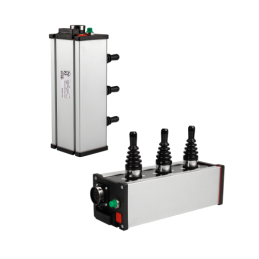 Valdymo pultas su trimis penkių padėčių valdymo svirtimis, maitinimo laidu, lizdu ir laikikliu bei adapterio laidu ir kištukais