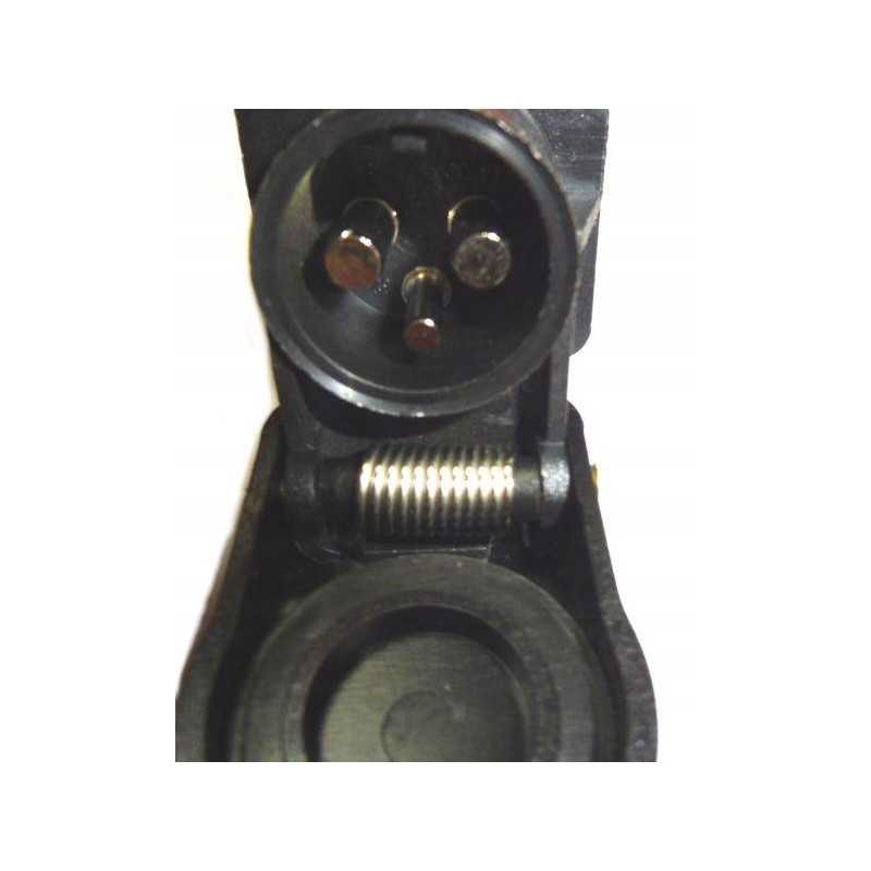 Elektros lizdas su 3 skirtingo tipo apvaliais kištukais c