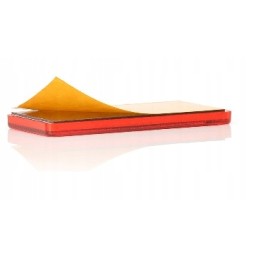 Priklijuotas raudonas stačiakampis atšvaitas