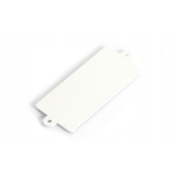 Šviesą atspindinti balta stačiakampė ausis