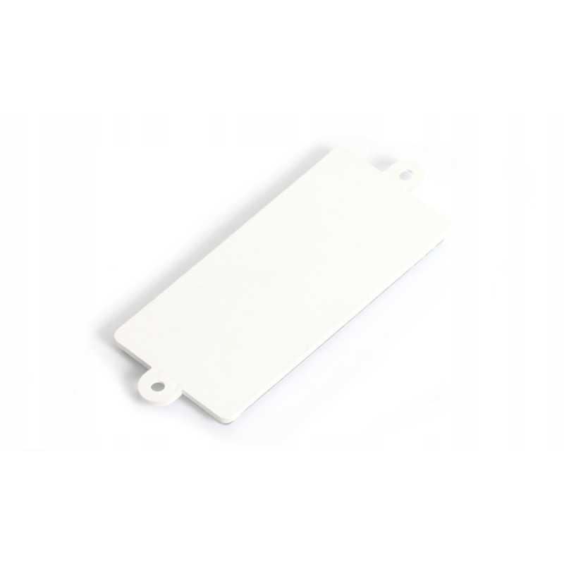 Šviesą atspindinti balta stačiakampė ausis