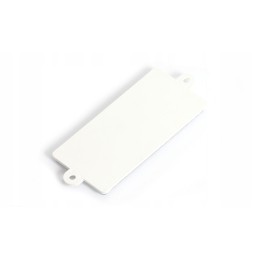 Šviesą atspindinti balta stačiakampė ausis