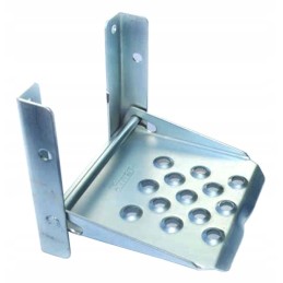 Sulankstomas laiptelis ant žemės ūkio priekabos šono