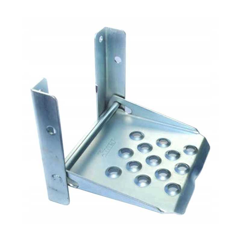 Sulankstomas laiptelis ant žemės ūkio priekabos šono