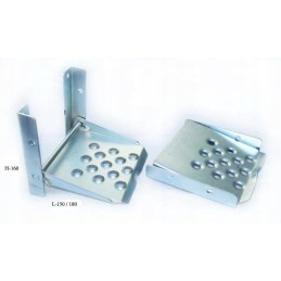 Sulankstomas laiptelis ant žemės ūkio priekabos šono