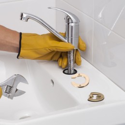 Nedidelis įrankių rinkinys, kad čiaupo surinkimo veržlė neatsipalaiduotų