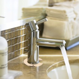 Nedidelis įrankių rinkinys, kad neatsipalaiduotų čiaupo tvirtinimo veržlė